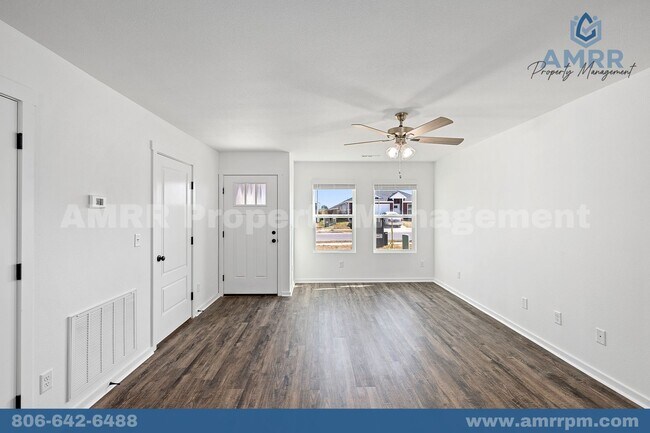 Building Photo - New 3 Bedroom Townhome!