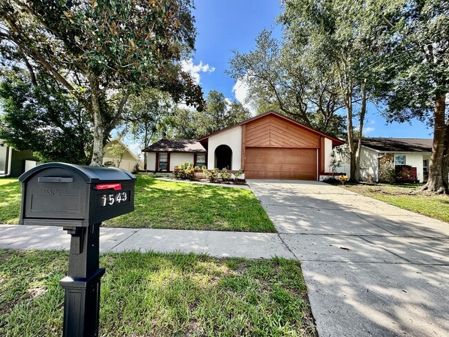 Building Photo - Perfect 3 bed 2 bath with huge fenced back...