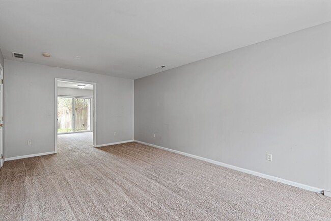 Building Photo - 133 Creekside Ct