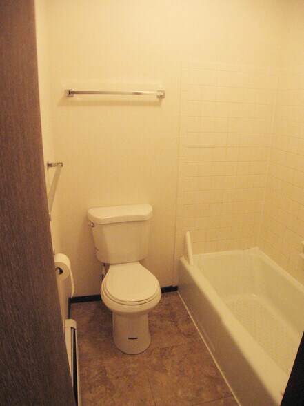 Building Photo - 1155 Lakeside Dr