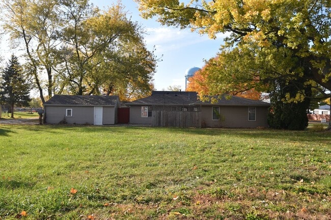 Building Photo - 2-3 bedroom Home in Greenfield with Garage.