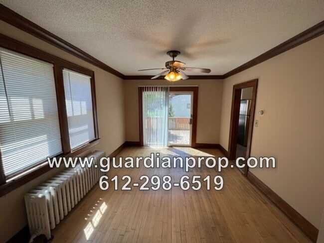 Building Photo - Merriam Park House Available Now, HW Floor...