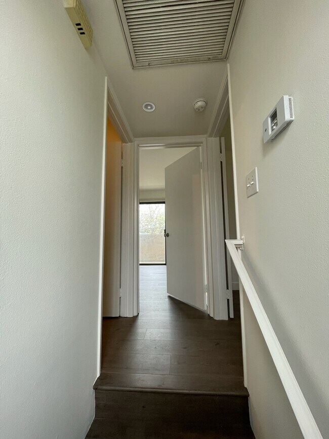 upstairs landing - 10330 Riverside Dr
