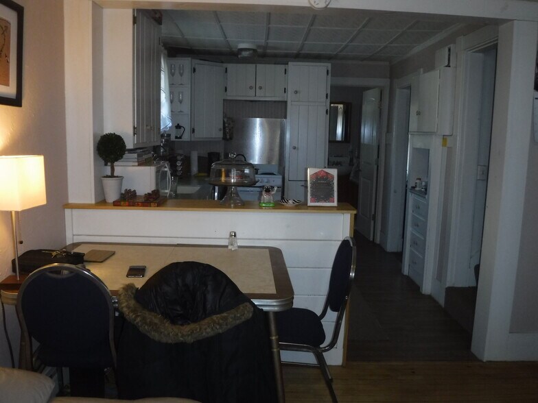 Building Photo - 32 College Ave