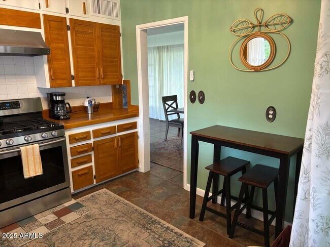 Building Photo - 4105 E Lewis Ave