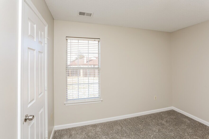 Building Photo - 6688 Ross Manor Dr