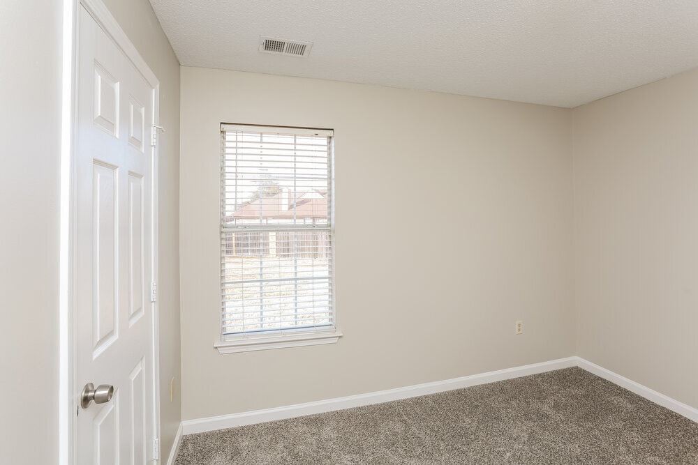 Building Photo - 6688 Ross Manor Dr