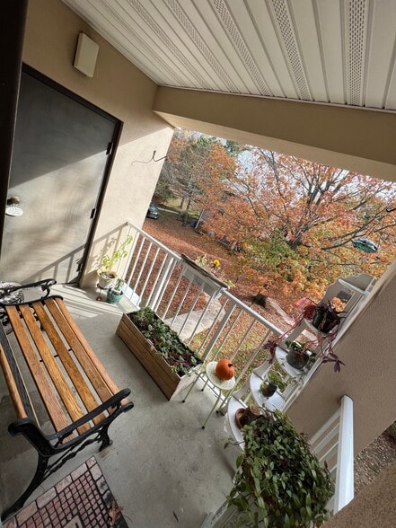 Top floor balcony view of courtyard - 15 Bourbon St