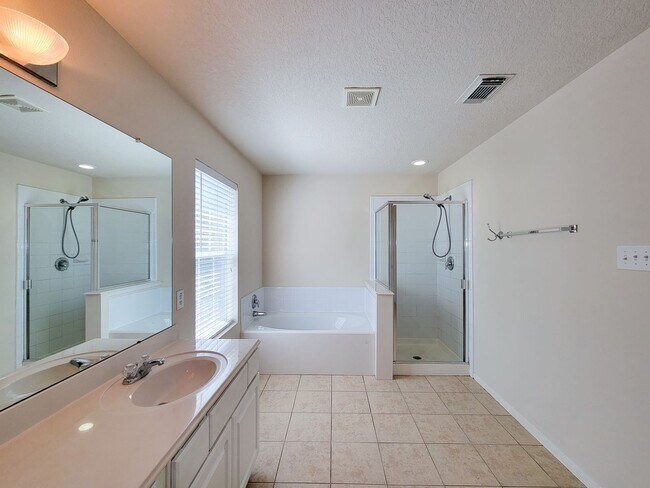 Building Photo - Well-Maintained Home with Spacious Layout ...