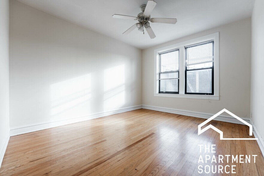 Building Photo - 1949 W Winnemac Ave