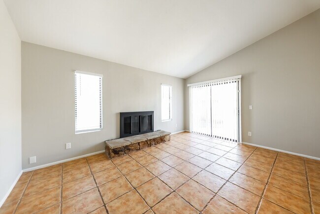 Building Photo - 6630 W Poinsettia Dr