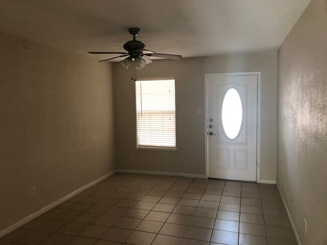 Building Photo - College Station - 2 bedroom 1 bath Duplex