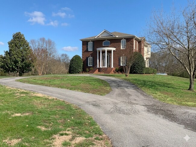 Building Photo - 5000 Square Feet on 7 Acres in Heart of Franklin