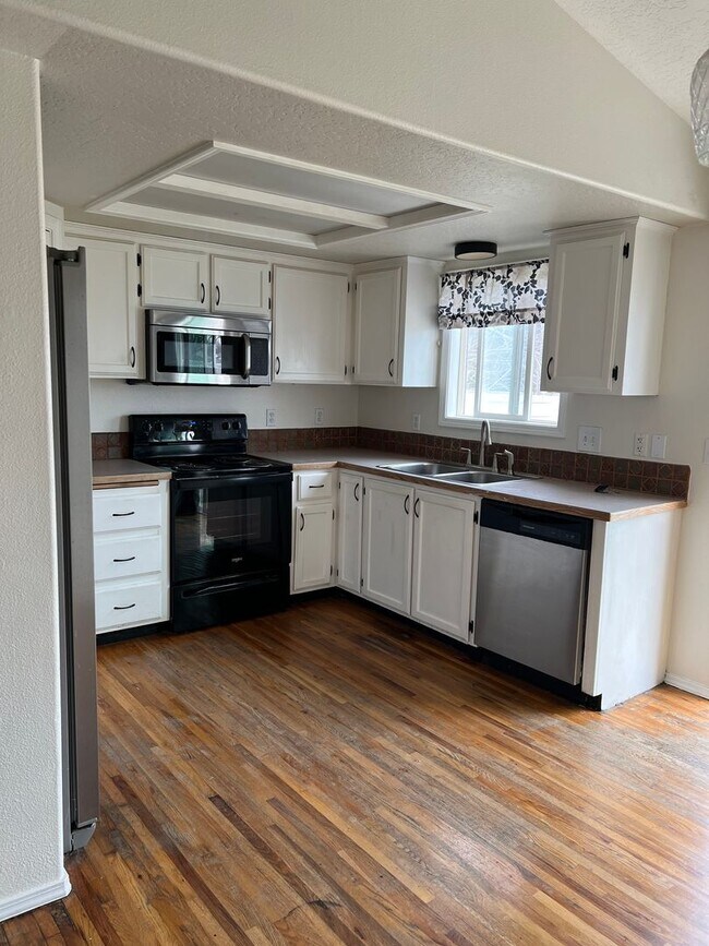 Building Photo - Introducing a charming single level 3 bedroom, 2 bath home for rent in Caldwell, ID.