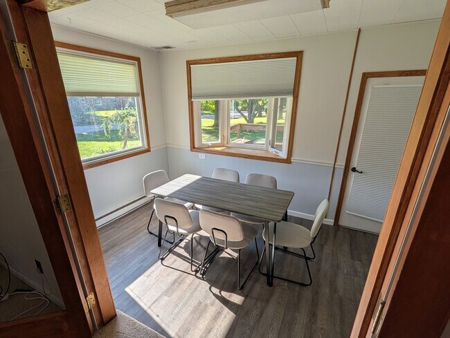Building Photo - 926 Cedar Dr