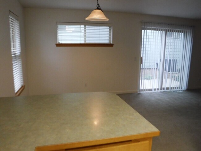Building Photo - 2 Bed/2 Bath Apartment Located Near OSU/COCC Campus - Attached Garage