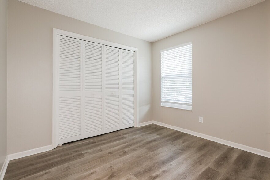 Building Photo - 549 Oak Creek Dr