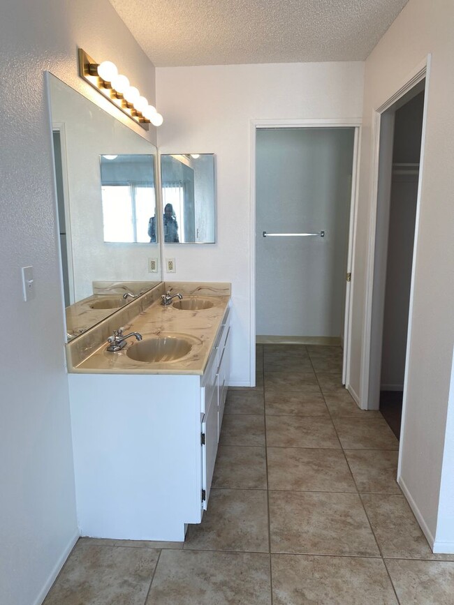 Building Photo - *DONT MISS OUT ON THIS GREAT MOVE IN SPECIAL! 1/2 OFF OF FIRST FULL MONTHS RENT!!