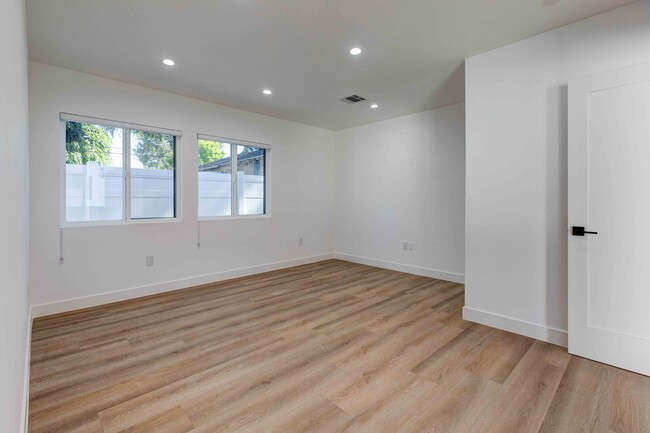 Building Photo - 1613 N Niagara St
