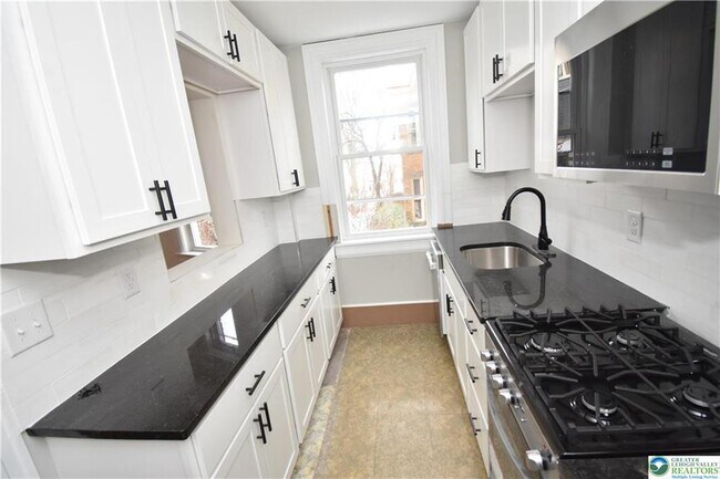 Building Photo - 310 March St