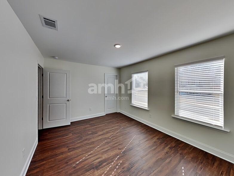 Building Photo - 3901 Chivalry Dr