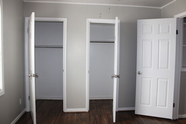 Building Photo - Over sized 2 car garage! ONE MONTH FREE FO...