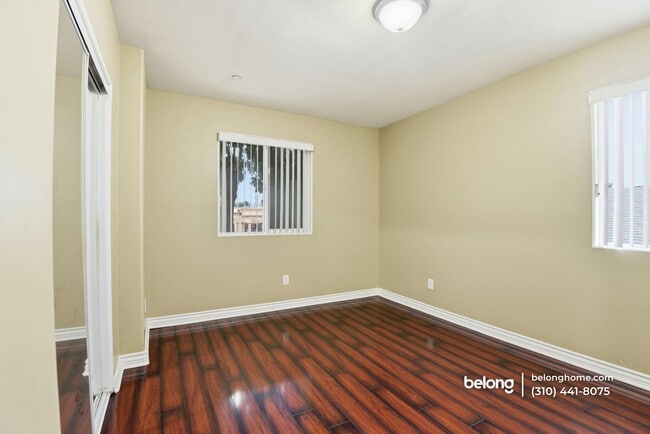 Building Photo - 1614 W 39th Pl