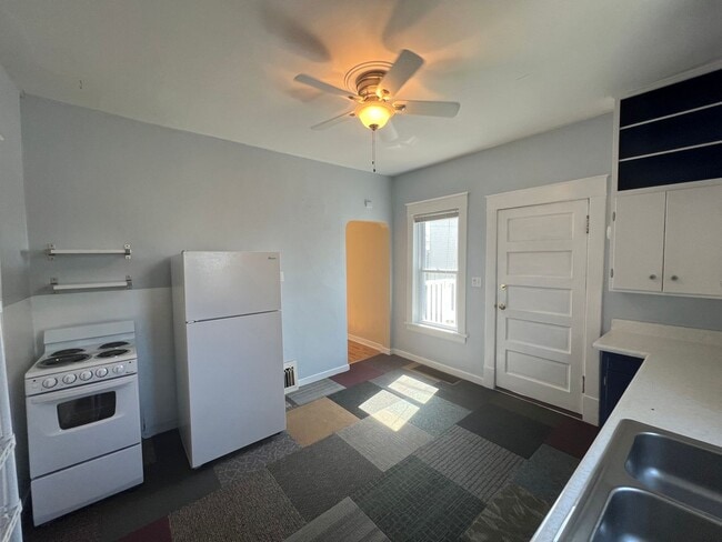 Building Photo - AVAILABLE July - Perfect 2 Bed 1 Bath In Hillside Neighborhood