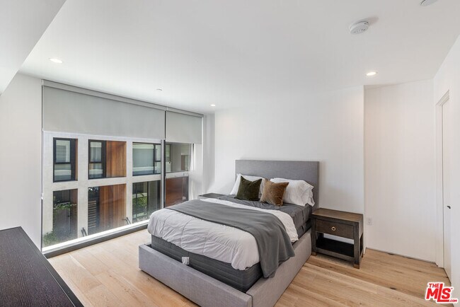 Building Photo - 610 S Van Ness Ave