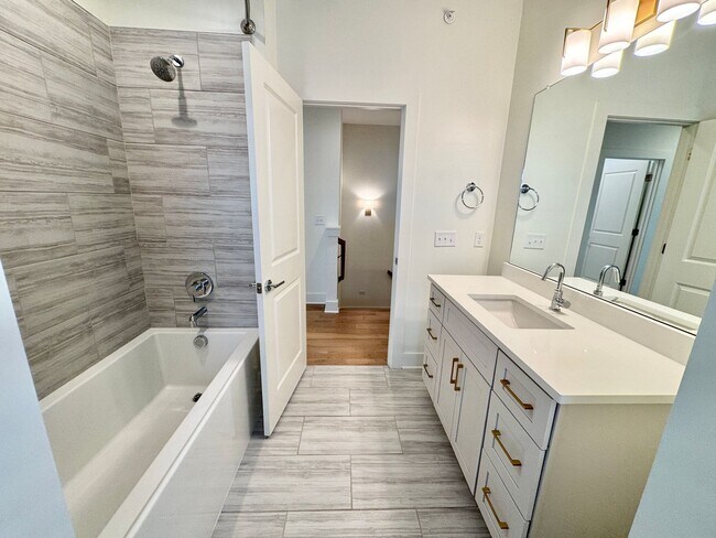 Building Photo - 3 Bedroom, 2.5 Bathroom Home w/ 2 Car Garage in Downtown Franklin