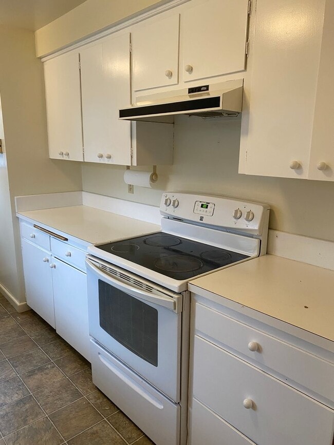 Building Photo - Spacious 4 Bedroom House in South Town!