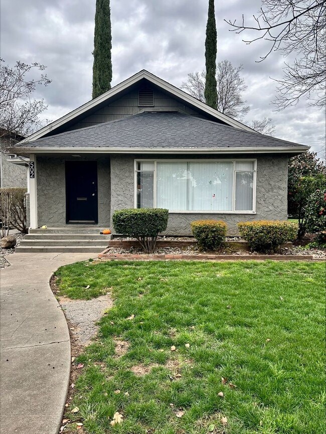 Primary Photo - 502 W Sacramento Ave
