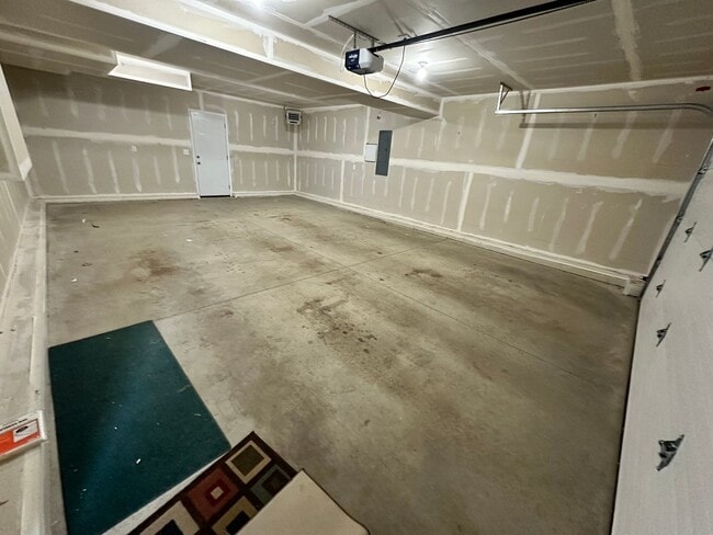 Building Photo - 4 Bedroom House!