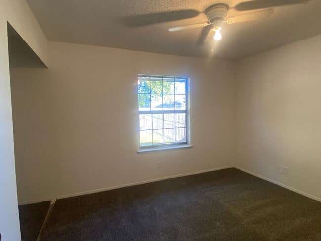 Building Photo - 2 BEDROOM DUPLEX, LAWN CARE AND WATER INCLUDED