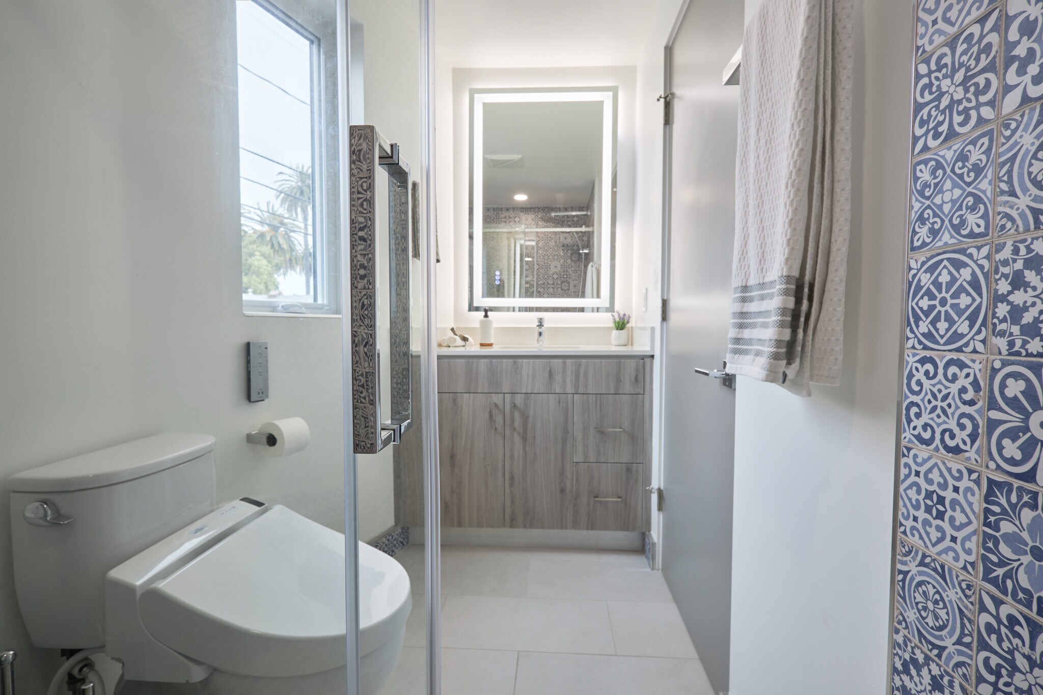 Building Photo - 2929 S La Brea Ave