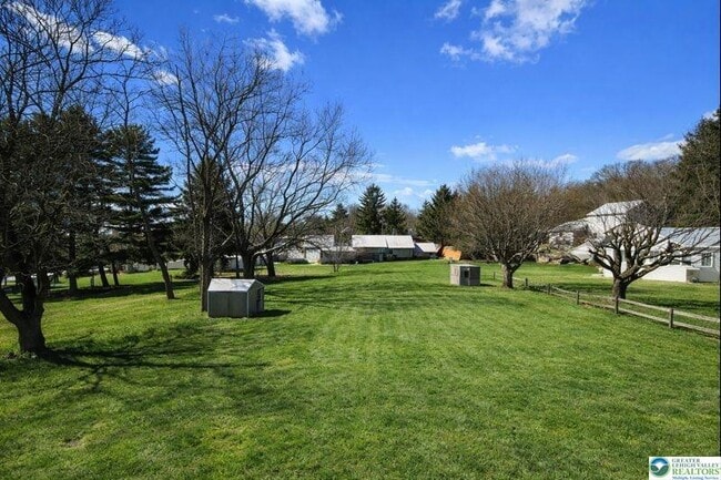 Building Photo - 221 Oak St