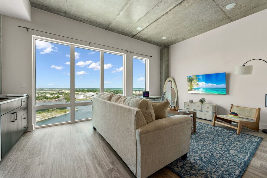 Building Photo - 617 N 12th St