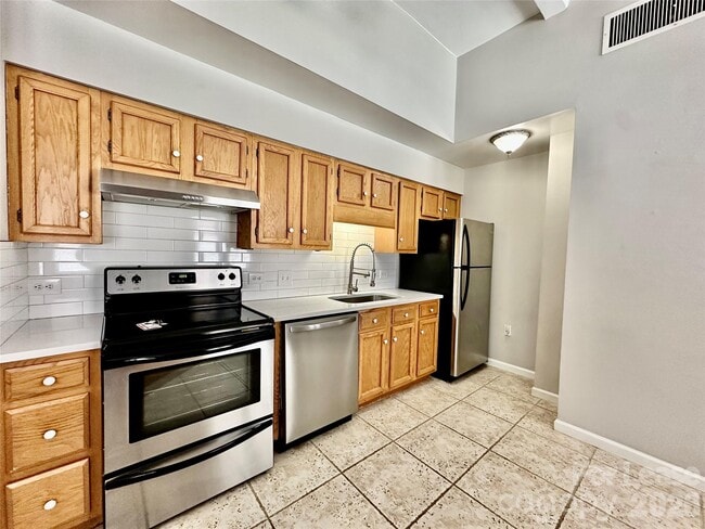 Building Photo - 229 N Poplar St