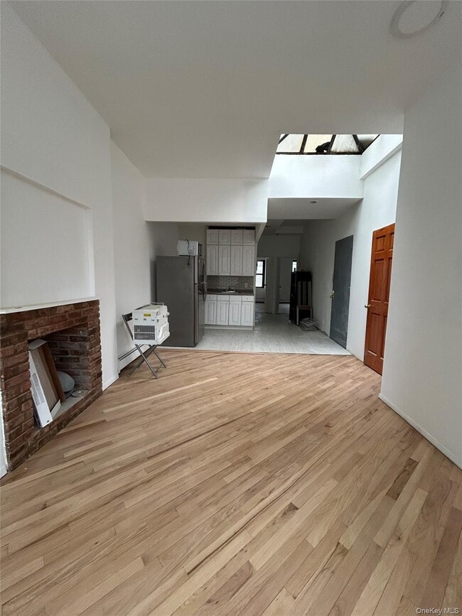 Building Photo - 572 9th Ave