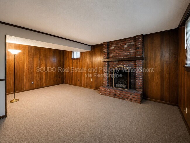 Building Photo - 8806 Crescent Ave