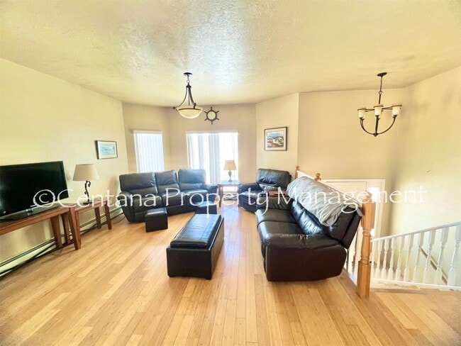 Building Photo - Beautiful home on the outskirts of town!