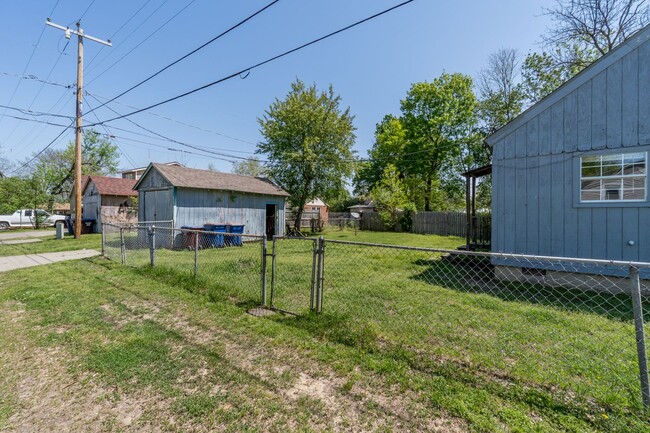 Building Photo - Cute two bedroom one bath (850 sf) home wi...