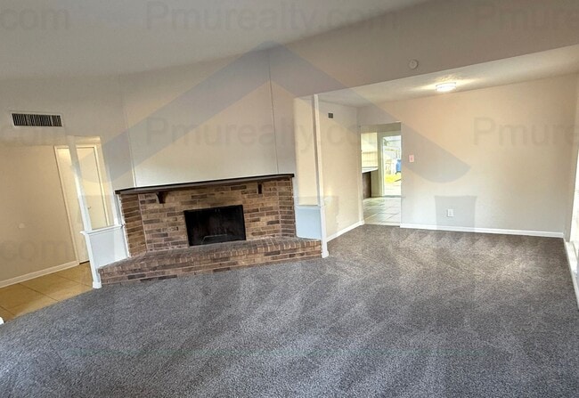 Building Photo - AVAILABLE NOW!!! Charming and spacious 3 b...