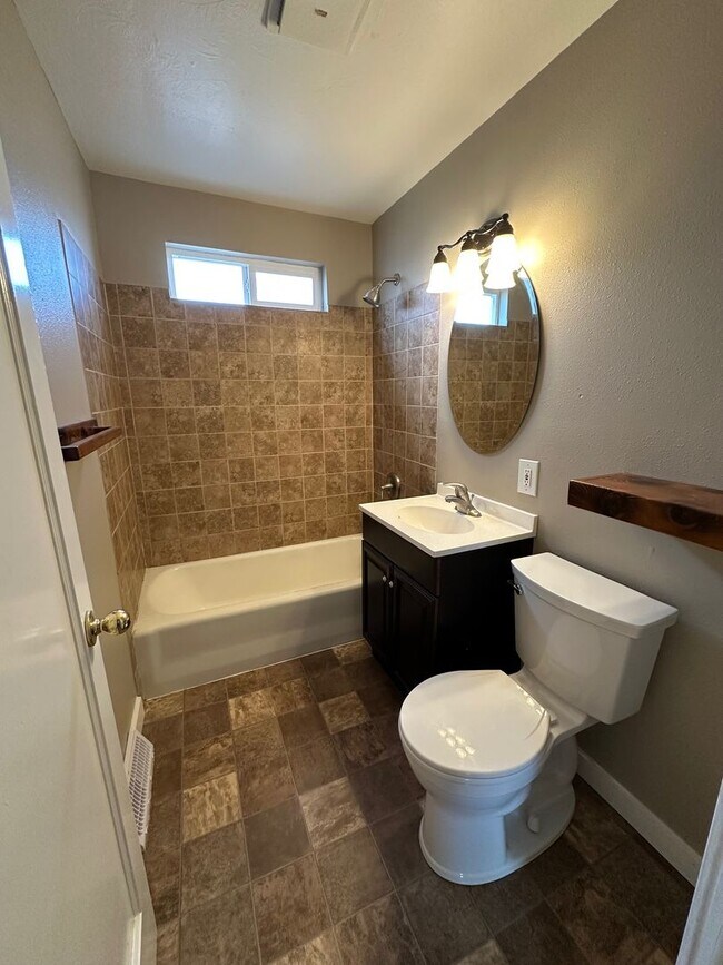 Building Photo - Spacious Northside 4-Bed, 2-Bath Ranch with Hardwood Floors