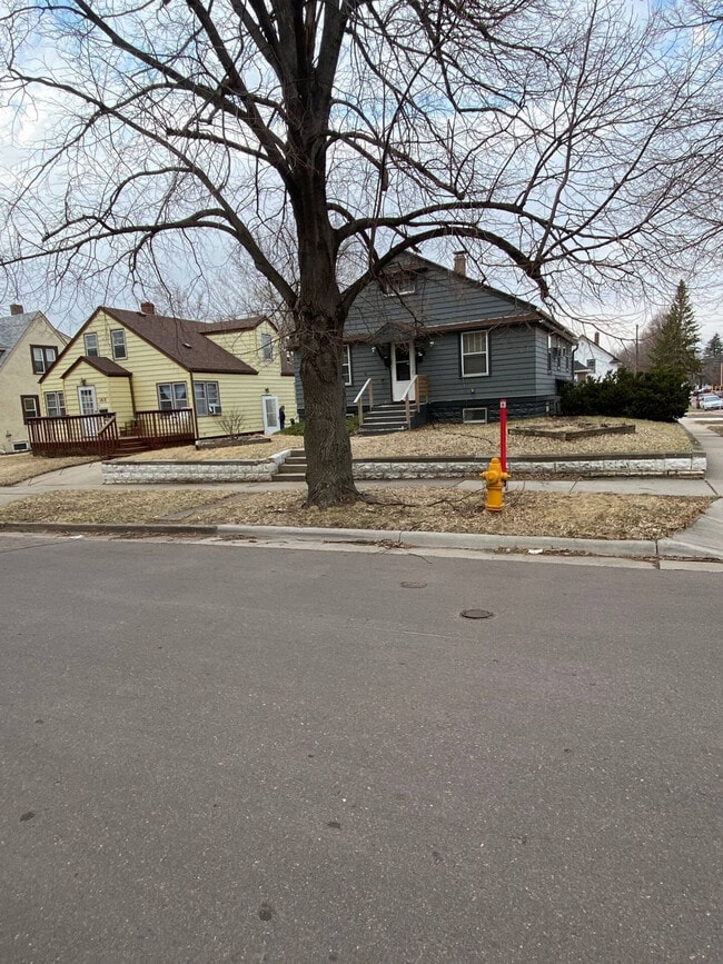 Building Photo - 1420 E 9th St