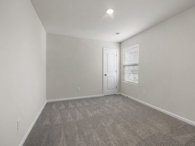 Building Photo - Modern 5BR Home with Quartz Kitchen & Open...