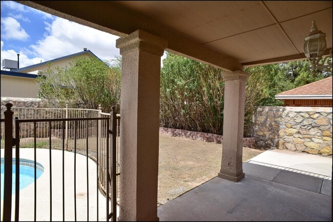 Building Photo - 2041 Shadow Ridge Dr