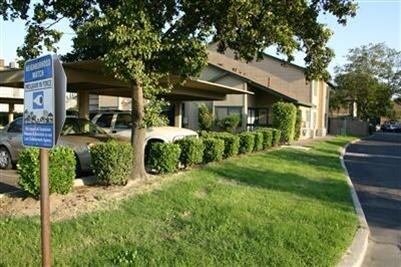  - Le Chateau Apartments