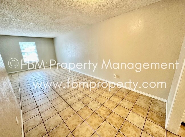 Building Photo - 2608 W Sycamore Ave
