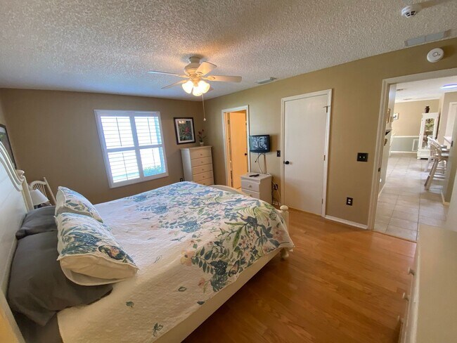 Building Photo - Great Location Turnkey Villa In The Villag...